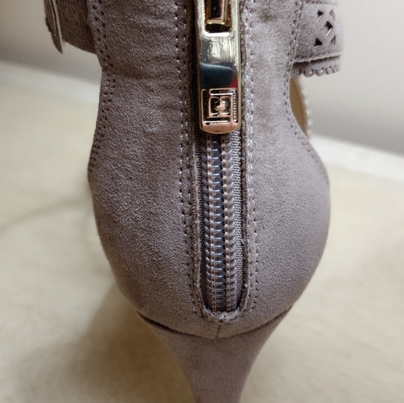 Liz Claiborne 8 Wide Tan Faux Suede Cross-Strap Gold Zip Stilettoes - Picture 3 of 8